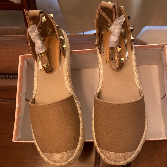 Shoes with gold studs, Taupe color - Picture 2 of 4